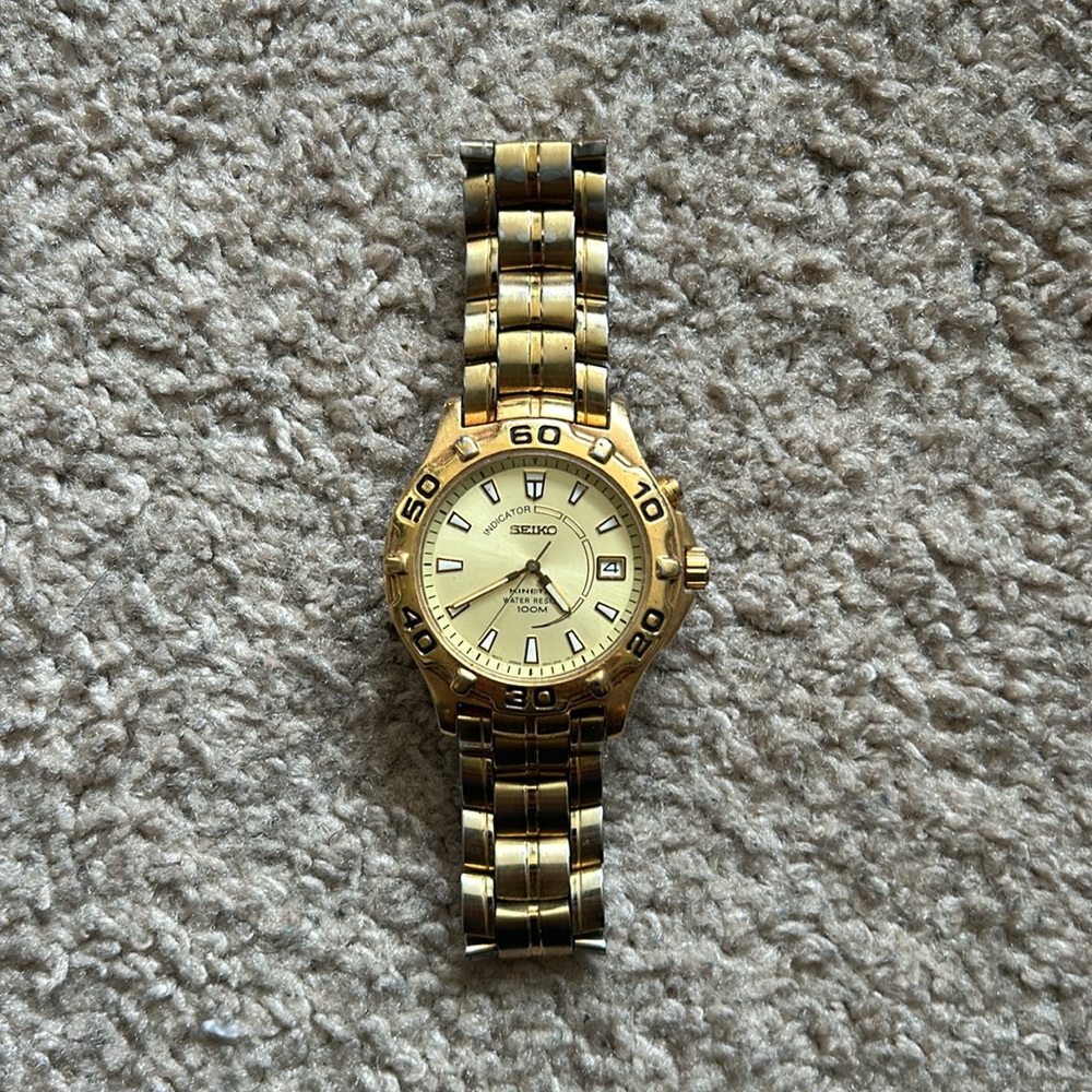 Seiko indicator men’s kenetic watch color: Gold measurements shown
